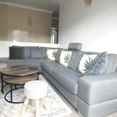Spacieux Et 5 Minutes Land Paris Appartement